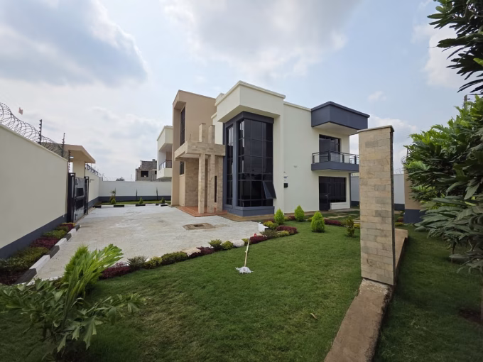 4 Bedroom Maisonette with DSQ