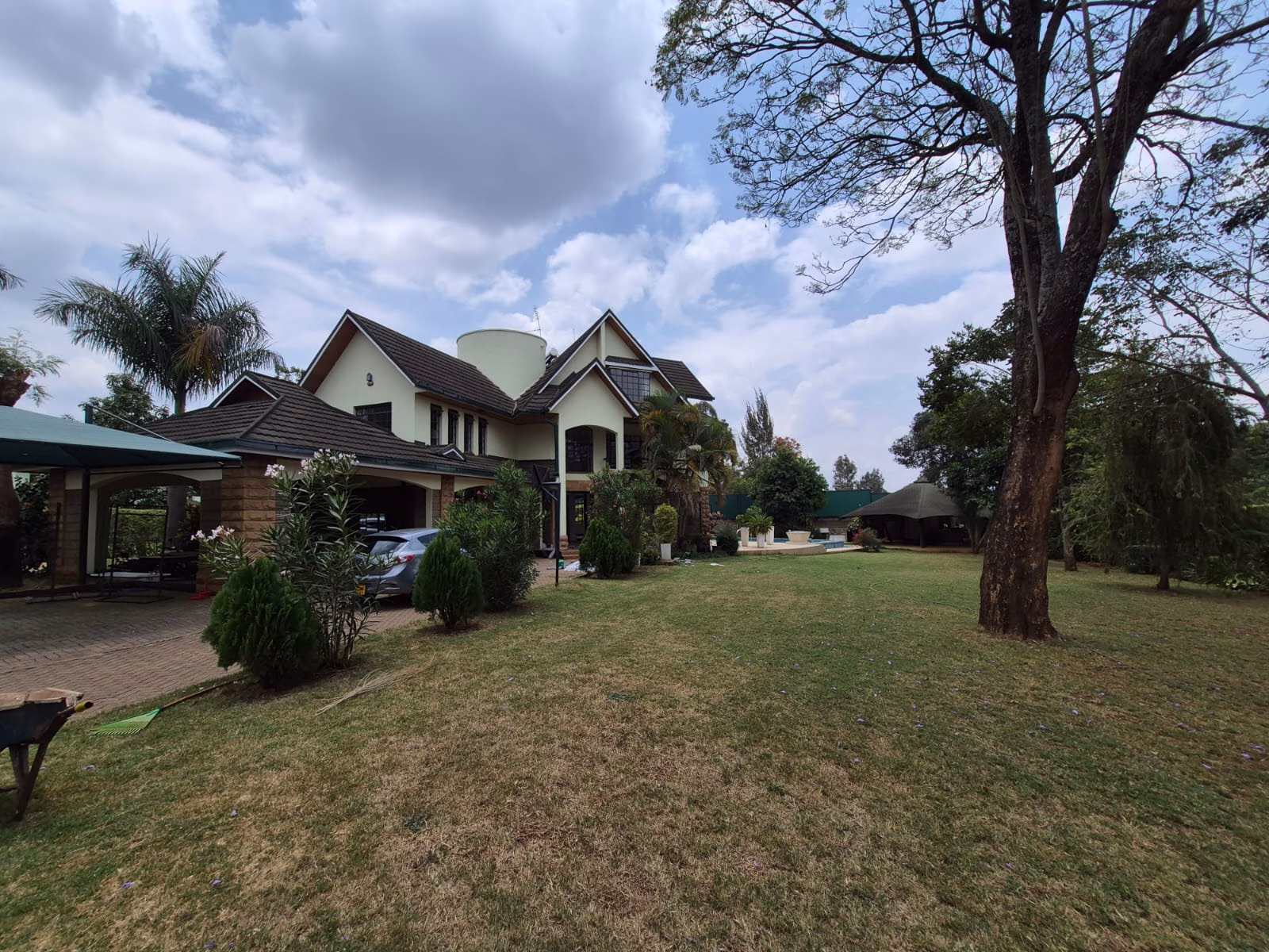 Luxurious 6 Bedroom House with DSQ for Sale in Garden Estate