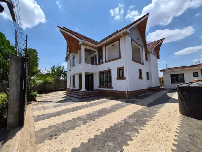 Elegant 5 Bedroom House